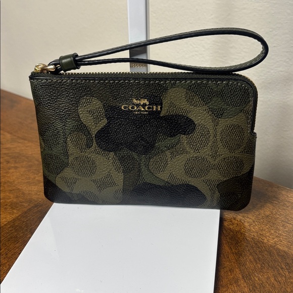 COACH (NEW IN BOX) SIGNATURE CAMO WRISTLET - Picture 4 of 12